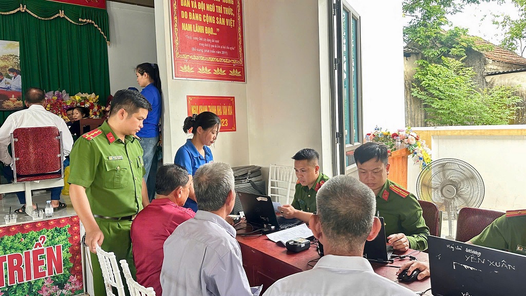 Công an xã Mường Chọng hỗ trợ thân nhân liệt sĩ thu nhận mẫu sinh phẩm ADN