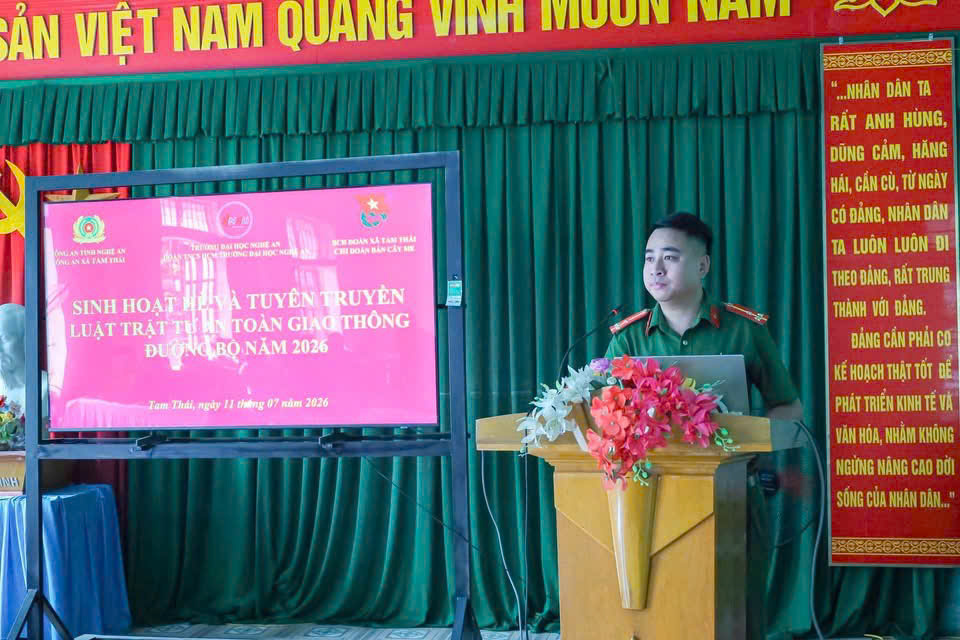 Công an xã Tam Thái tuyên truyền, phổ biến Luật trật tự an toàn giao thông cho học sinh