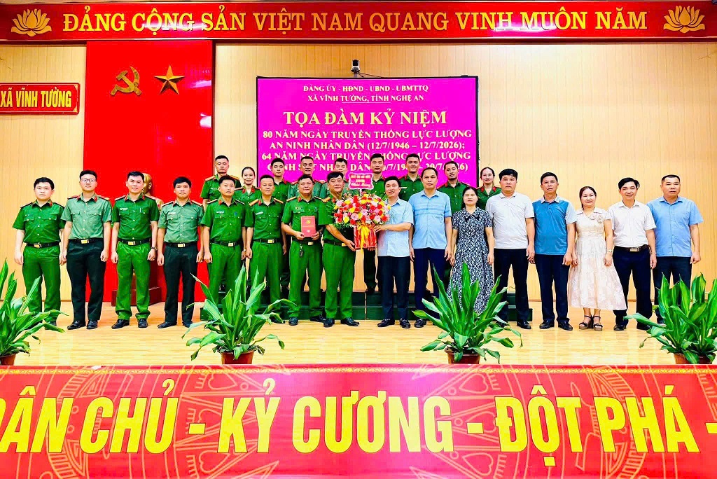 Đại diện Đảng uỷ, UBND, UBMTTQ, HĐND xã tặng hoa chúc mừng