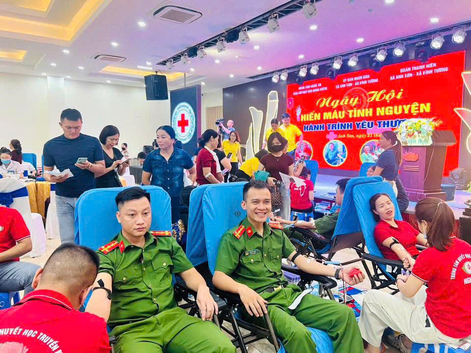 Công an xã Vĩnh Tường tích cực tham gia hiến máu tình nguyện
