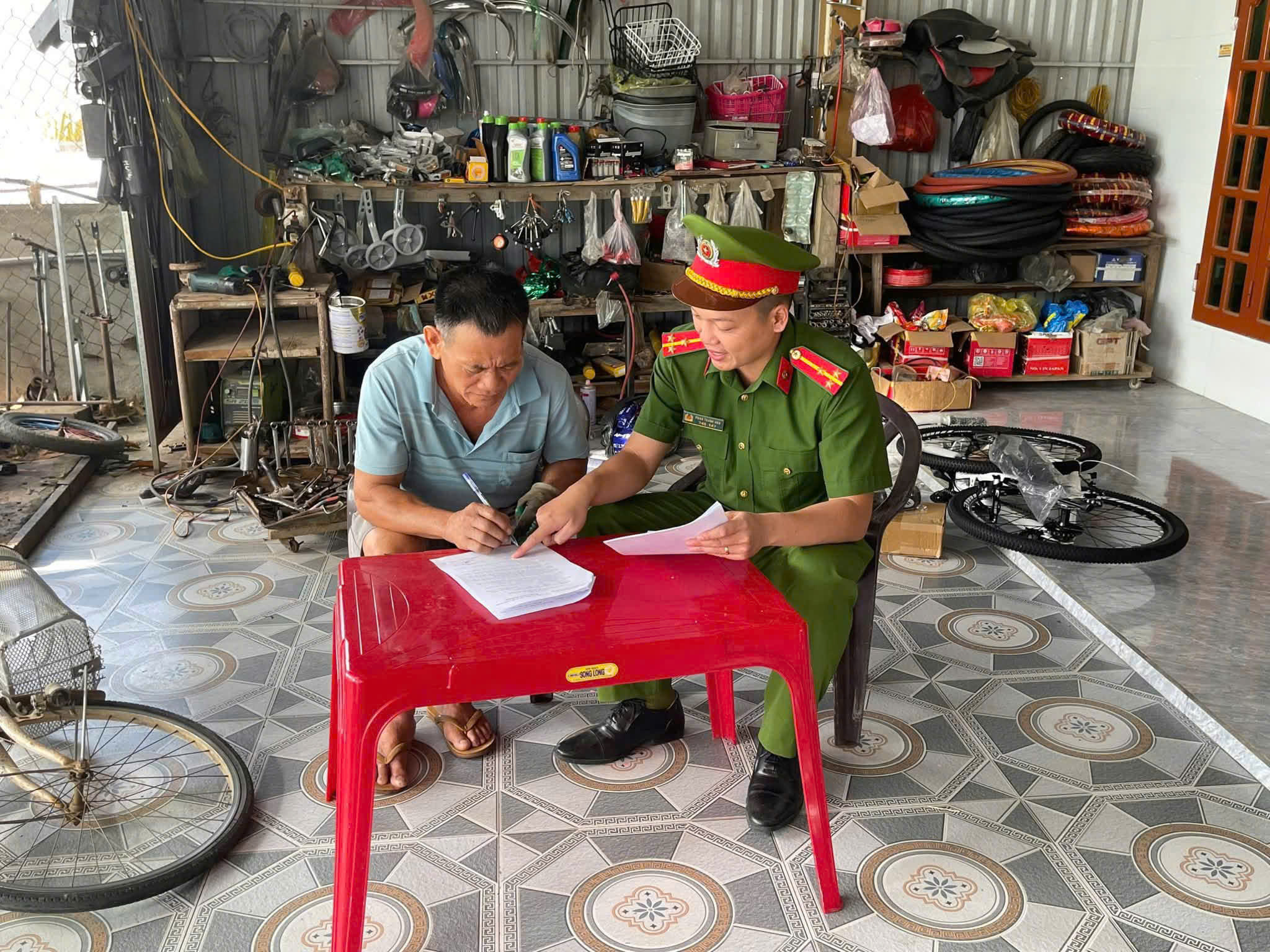Công an xã Anh Sơn Đông tổ chức ký cam kết chấp hành pháp luật đối với cơ sở sửa chữa xe máy