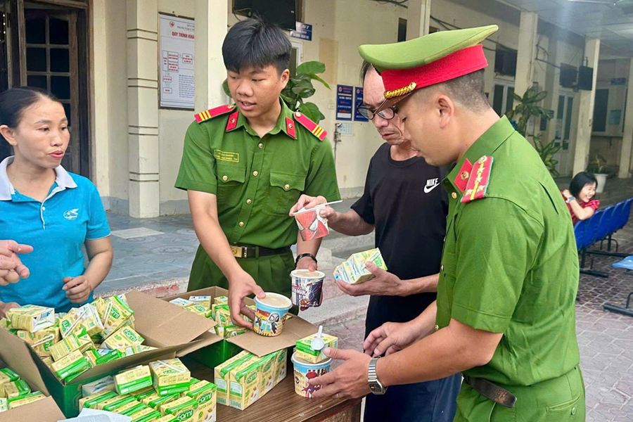 Công an phường phát cháo và sữa cho bệnh nhân