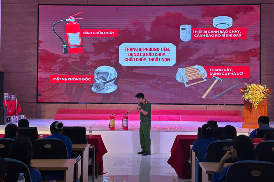 Lực lượng Công an hướng dẫn sử dụng bình chữa cháy