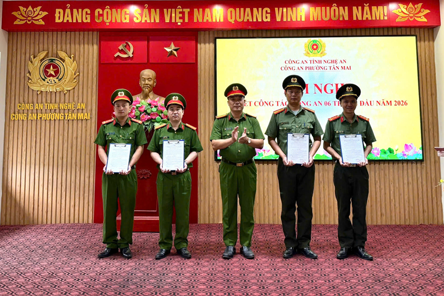 Trao thưởng tập thể, cá nhân có thành tích xuất sắc