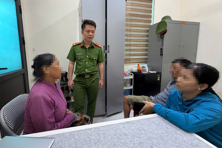 Công an phường Hoàng Mai tuyên truyền, giải thích để bà Q.T.V. nhận rõ thủ đoạn lừa đảo