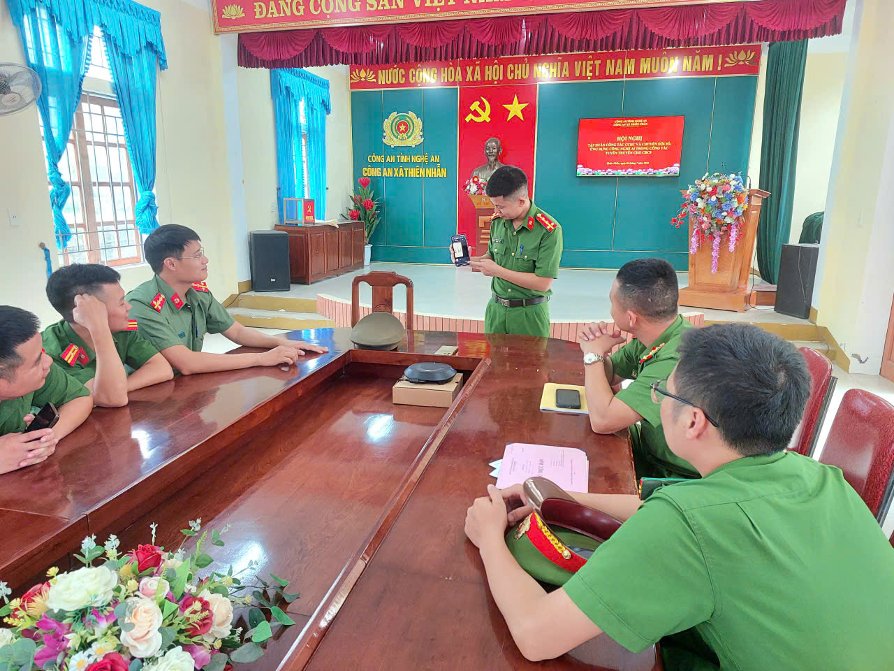 Công an xã tập huấn công tác cải cách hành chính, chuyển đổi số và ứng dụng công nghệ trí tuệ nhân tạo