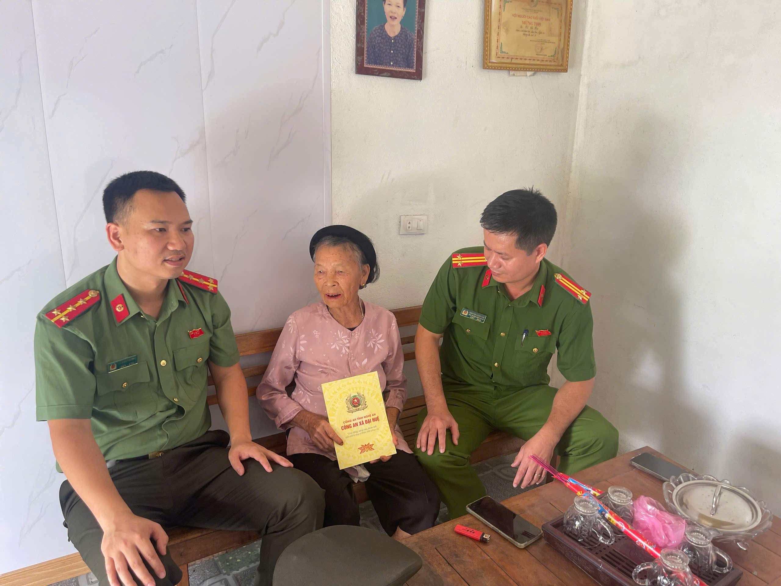 Công an xã Đại Huệ tặng quà thương, bệnh binh, thân nhân liệt sĩ, người có công với cách mạng
