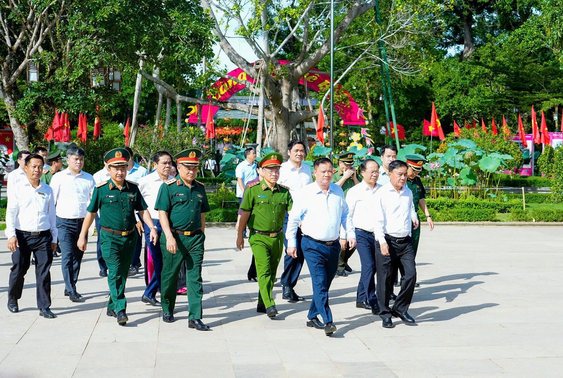 Đồng chí Trần Cẩm Tú - Ủy viên Bộ Chính trị, Thường trực Ban Bí thư cùng đoàn đại biểu dâng hoa, dâng hương tưởng niệm Chủ tịch Hồ Chí Minh tại Khu Di tích Quốc gia đặc biệt Kim Liên