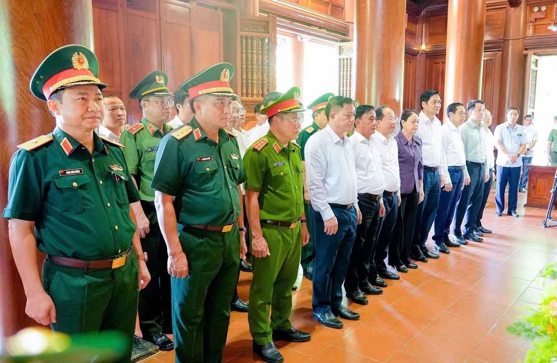 Thượng tướng Nguyễn Văn Long, Ủy viên Trung ương Đảng, Ủy viên Ban Thường vụ Đảng ủy Công an Trung ương, Thứ trưởng Bộ Công an cùng đoàn đại biểu bày tỏ lòng biết ơn vô hạn đối với công lao to lớn của Chủ tịch Hồ Chí Minh - vị lãnh tụ thiên tài của Đảng ta, Nhân dân ta