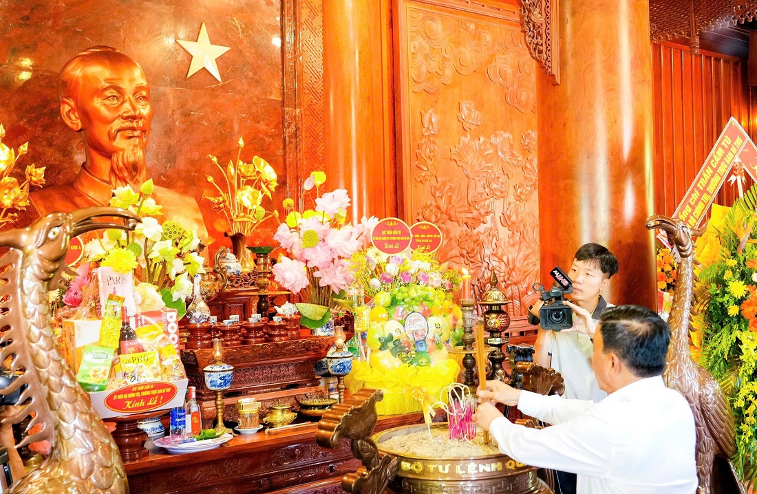 Đồng chí Trần Cẩm Tú - Ủy viên Bộ Chính trị, Thường trực Ban Bí thư dâng hương tưởng niệm Chủ tịch Hồ Chí Minh