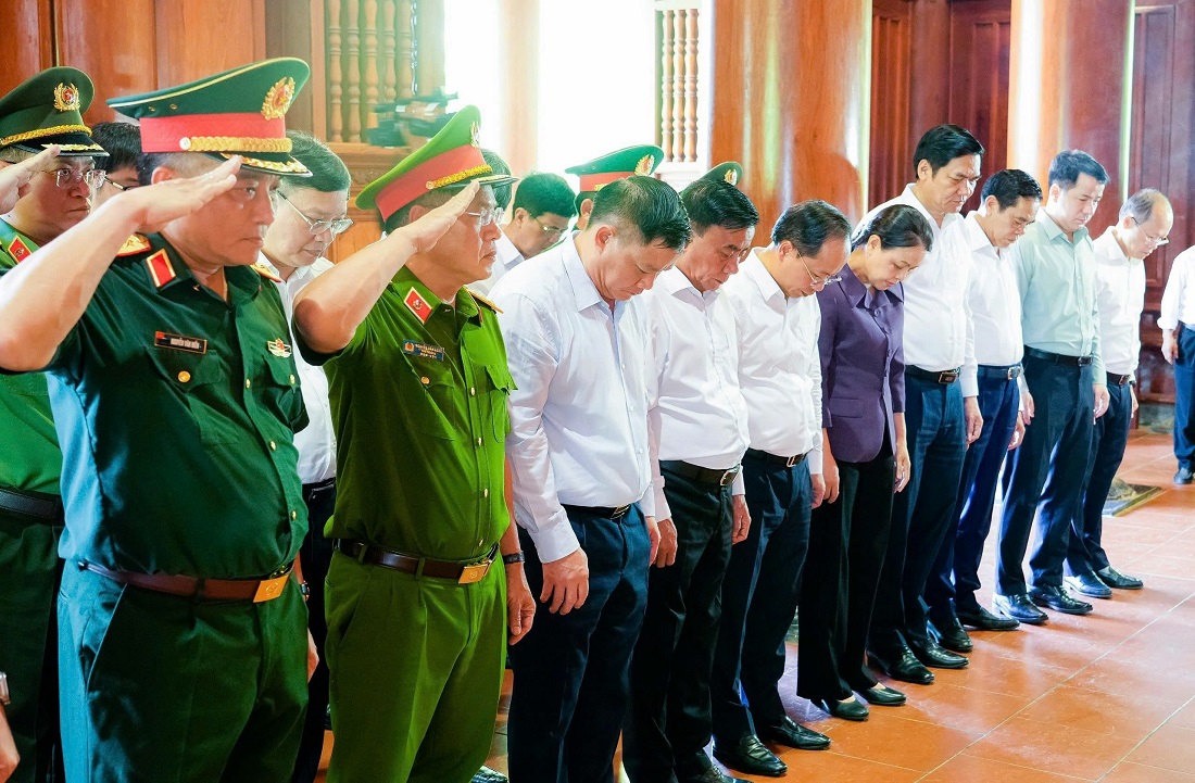 Thượng tướng Nguyễn Văn Long, Ủy viên Trung ương Đảng, Ủy viên Ban Thường vụ Đảng ủy Công an Trung ương, Thứ trưởng Bộ Công an cùng đoàn đại biểu dành phút mặc niệm tưởng nhớ và bày tỏ lòng biết ơn vô hạn đối với công lao to lớn của Chủ tịch Hồ Chí Minh
