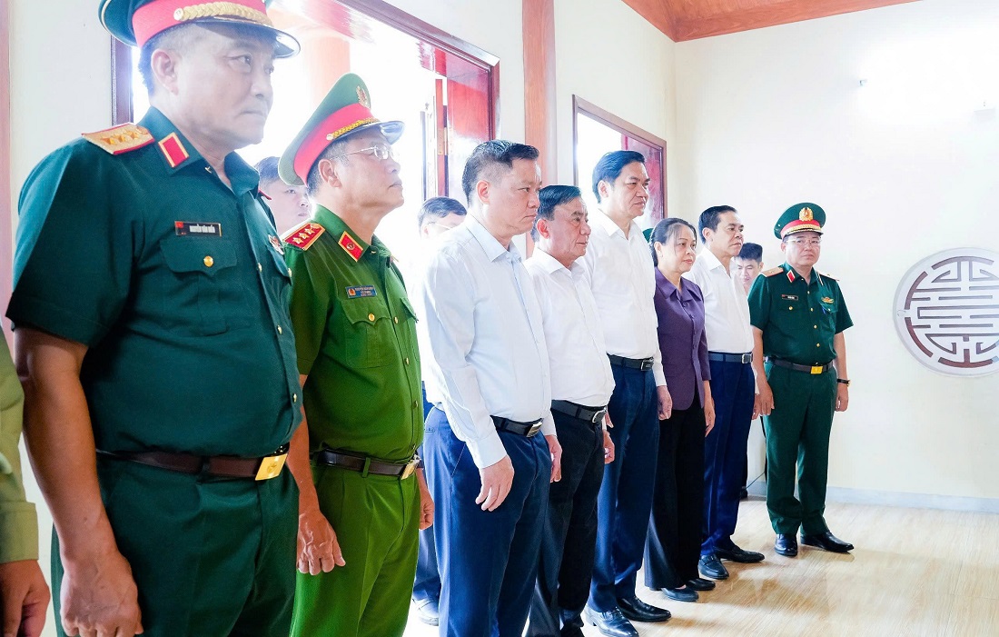 Thượng tướng Nguyễn Văn Long, Ủy viên Trung ương Đảng, Ủy viên Ban Thường vụ Đảng ủy Công an Trung ương, Thứ trưởng Bộ Công an cùng đoàn đại biểu dâng hương tưởng niệm Chủ tịch Hồ Chí Minh và các Anh hùng liệt sĩ tại nhà tưởng niệm trong khuôn viên Trung tâm Điều dưỡng Thương binh Nghệ An