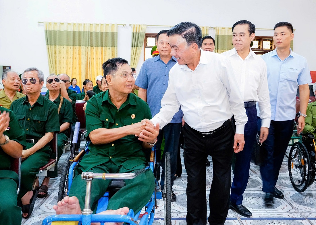 Đồng chí Trần Cẩm Tú - Ủy viên Bộ Chính trị, Thường trực Ban Bí thư thăm hỏi sức khoẻ, đời sống các bác thương binh, bệnh binh
