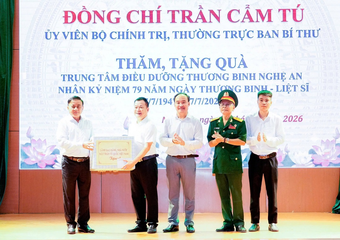 Đồng chí Trần Cẩm Tú - Ủy viên Bộ Chính trị, Thường trực Ban Bí thư trao quà tặng Trung tâm Điều dưỡng Thương binh Nghệ An