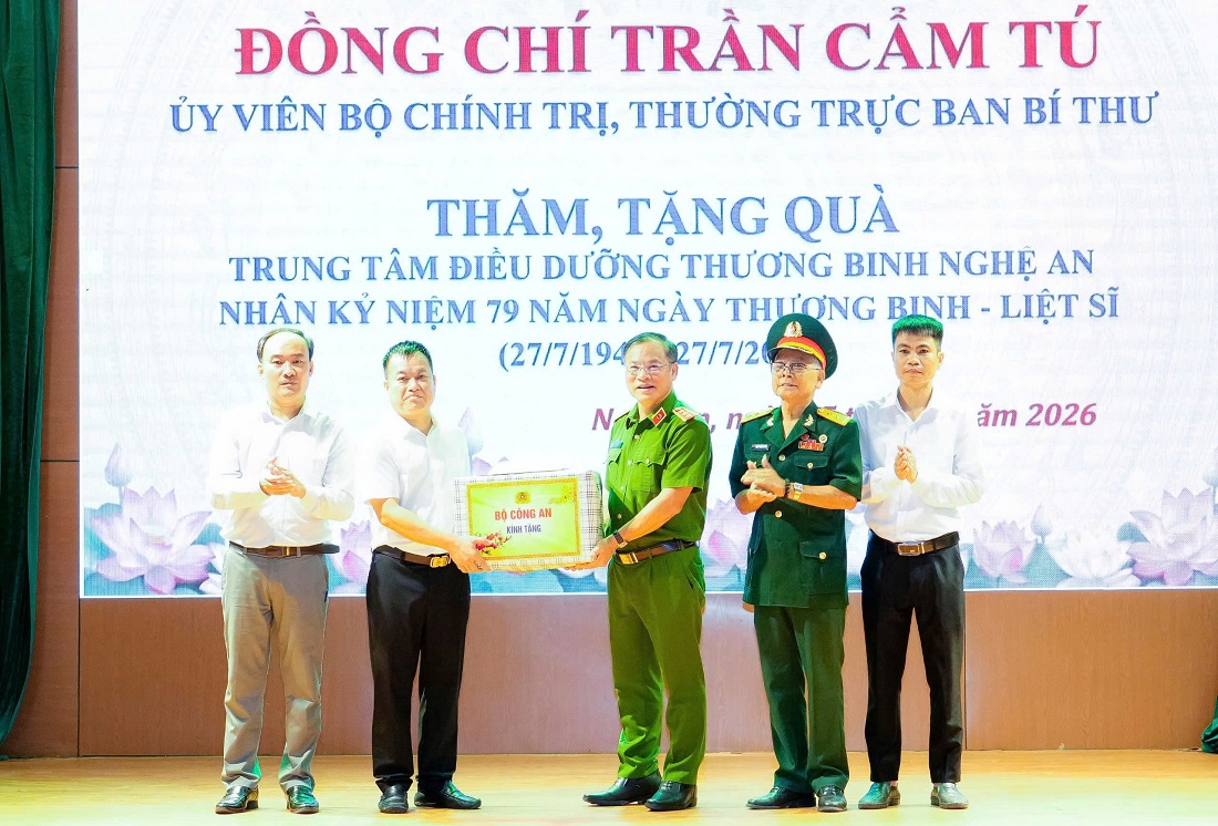 Thượng tướng Nguyễn Văn Long, Ủy viên Trung ương Đảng, Ủy viên Ban Thường vụ Đảng ủy Công an Trung ương, Thứ trưởng Bộ Công an trao quà tặng Trung tâm Điều dưỡng Thương binh Nghệ An