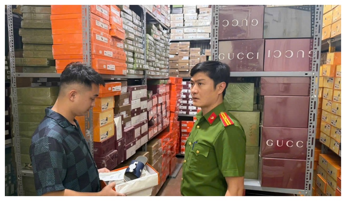 Phòng Cảnh sát kinh tế Công an tỉnh tiến hành kiểm tra các kho hàng có dấu hiệu vi phạm xâm phạm sở hữu trí tuệ. Ảnh: Phạm Thủy