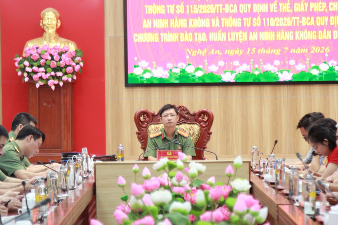 Đồng chí Đại tá Trần Ngọc Tuấn, Ủy viên Ban Thường vụ Đảng ủy, Phó Giám đốc Công an tỉnh chủ trì Hội nghị tại điểm cầu Công an tỉnh Nghệ An
