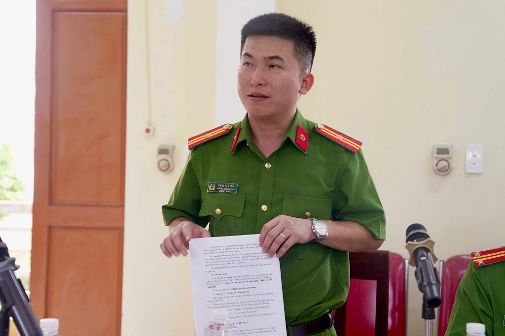 Đồng chí Thiếu tá Phạm Văn Phú, Trưởng Công an xã Thiên Nhẫn phát biểu