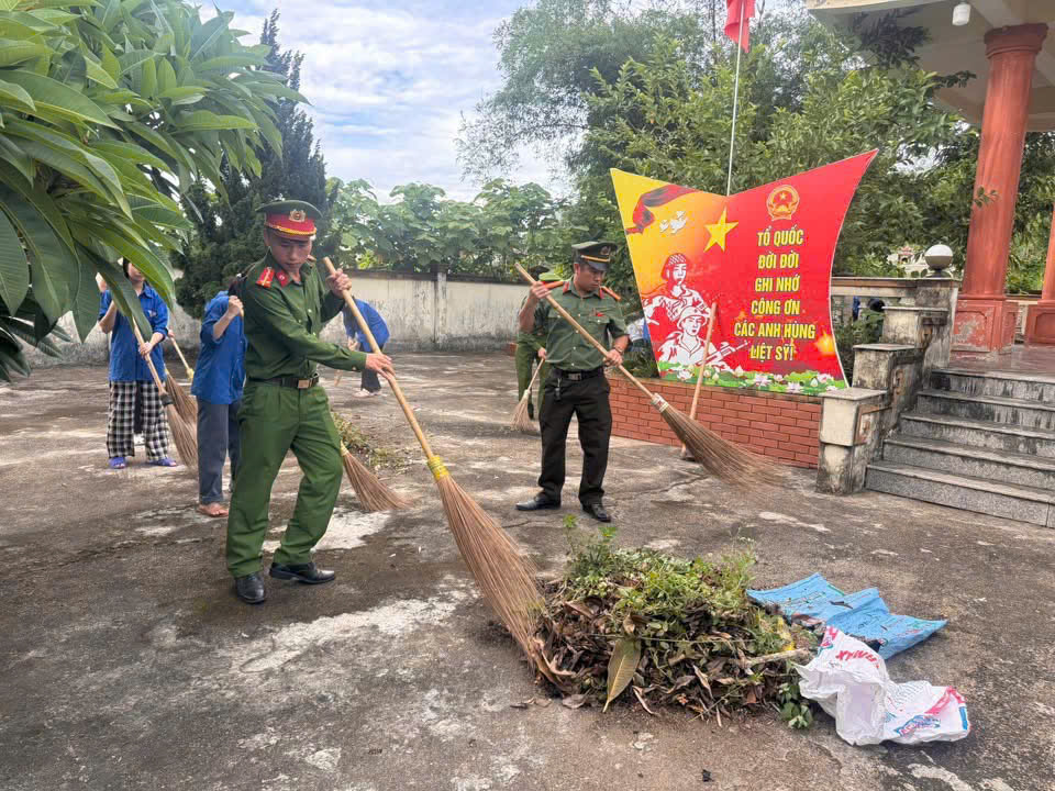 Công an xã ra quân dọn dẹp vệ sinh, chỉnh trang khuôn viên Đài tưởng niệm các Anh hùng liệt sĩ