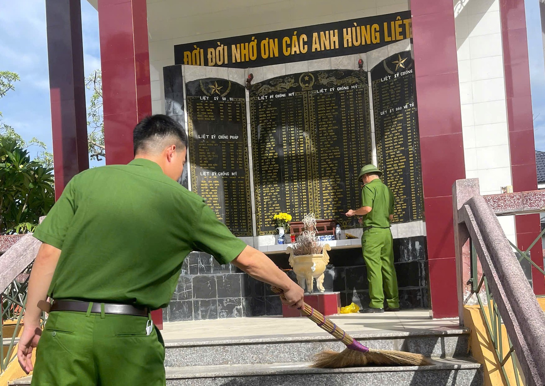 Công an xã Đại Huệ vệ sinh môi trường, chỉnh trang khuôn viên Đài tưởng niệm các anh hùng, liệt sỹ.