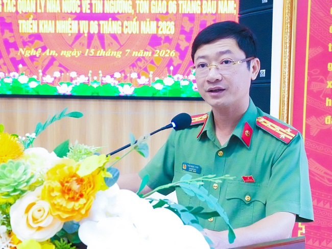 Đại tá Trần Ngọc Tuấn, Phó Giám đốc Công an tỉnh báo cáo kết quả thực hiện phong trào thi đua 