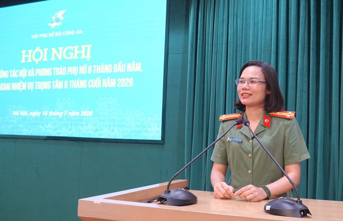 Đồng chí Đại tá Nguyễn Thị Quế, Trưởng ban Phụ nữ Công an nhân dân phát biểu tại Hội nghị