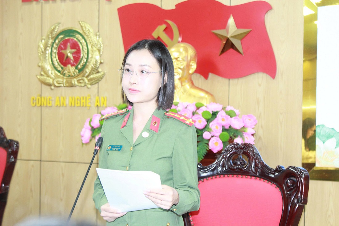 Đồng chí Đại úy Lê Diệu Thúy, Trưởng ban Phụ nữ Công an tỉnh trình bày tham luận