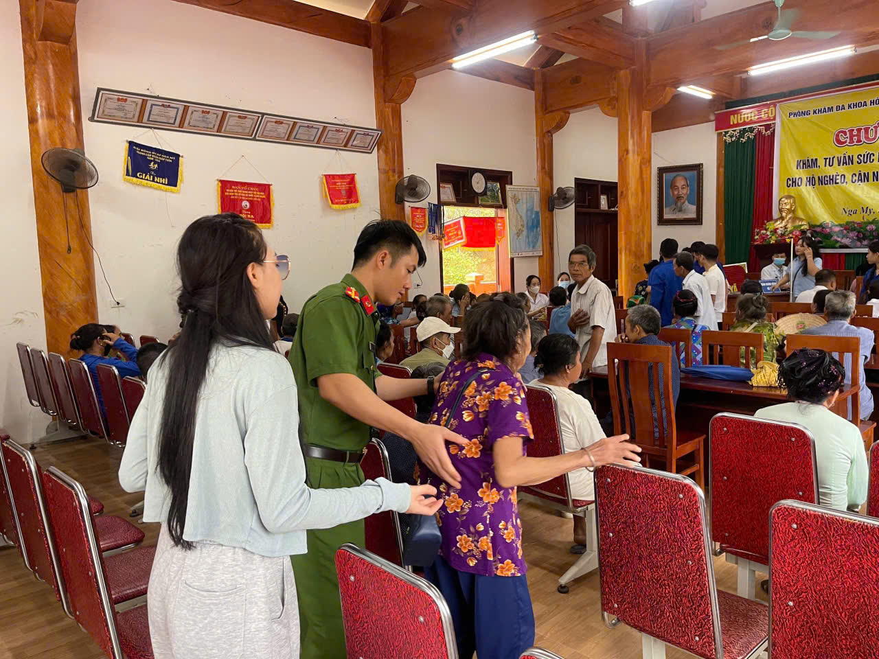 Công an xã phối hợp hỗ trợ người dân có hoàn cảnh khó khăn khám chữa bệnh miễn phí