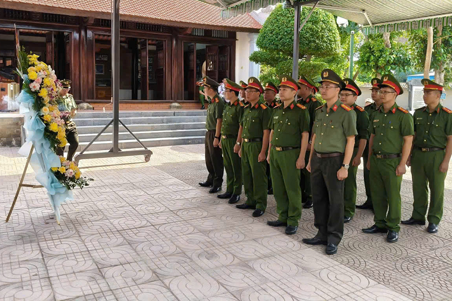 Công an xã Thuần Trung dâng hoa, dâng hương tại Nhà tưởng niệm Bộ trưởng Bộ Công an Trần Quốc Hoàn