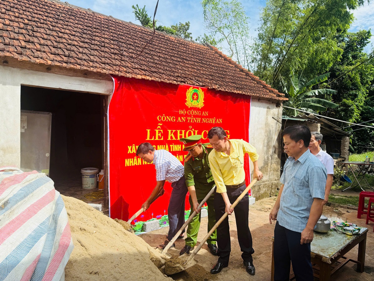 Công an xã Thiên Nhẫn khởi công xây dựng nhà tình nghĩa cho gia đình có hoàn cảnh đặc biệt khó khăn