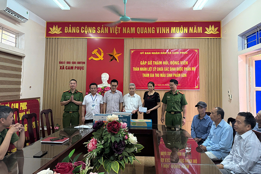 Thăm hỏi, động viên thân nhân liệt sĩ tham gia thu nhận mẫu sinh phẩm ADN