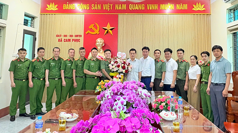 Đảng ủy, HĐND, UBND và MTTQ xã Cam Phục tặng hoa chúc mừng lực lượng An ninh Công an xã