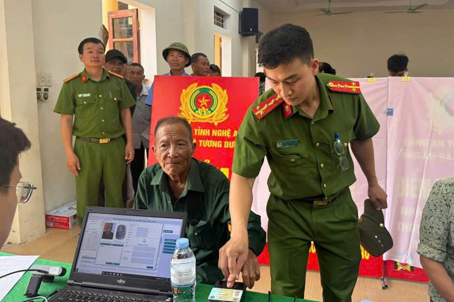 Công an xã hỗ trợ thân nhân liệt sĩ lấy mẫu ADN