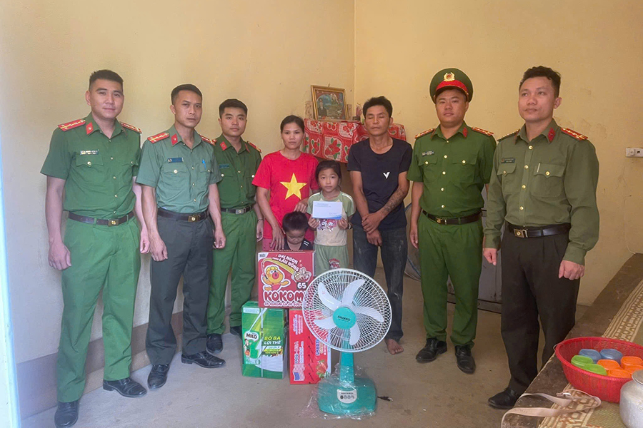 Công an xã Bình Chuẩn tặng quà hỗ trợ gia đình anh Vi Văn Vương