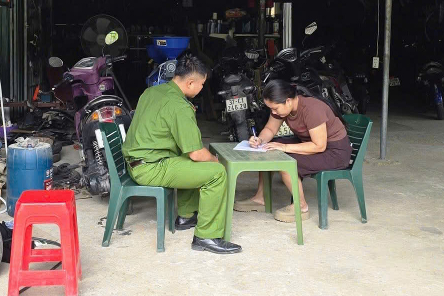 Công an xã tổ chức cho cơ sở sửa chữa xe máy ký cam kết