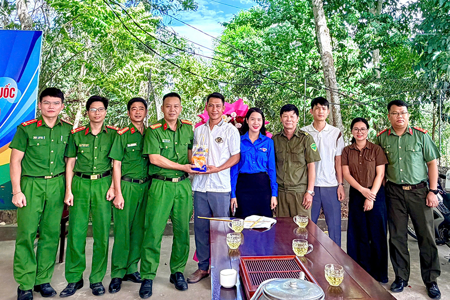 Cấp ủy, chính quyền địa phương chúc mừng Công an xã nhân dịp kỷ niệm 80 năm Ngày truyền thống lực lượng An ninh nhân dân
