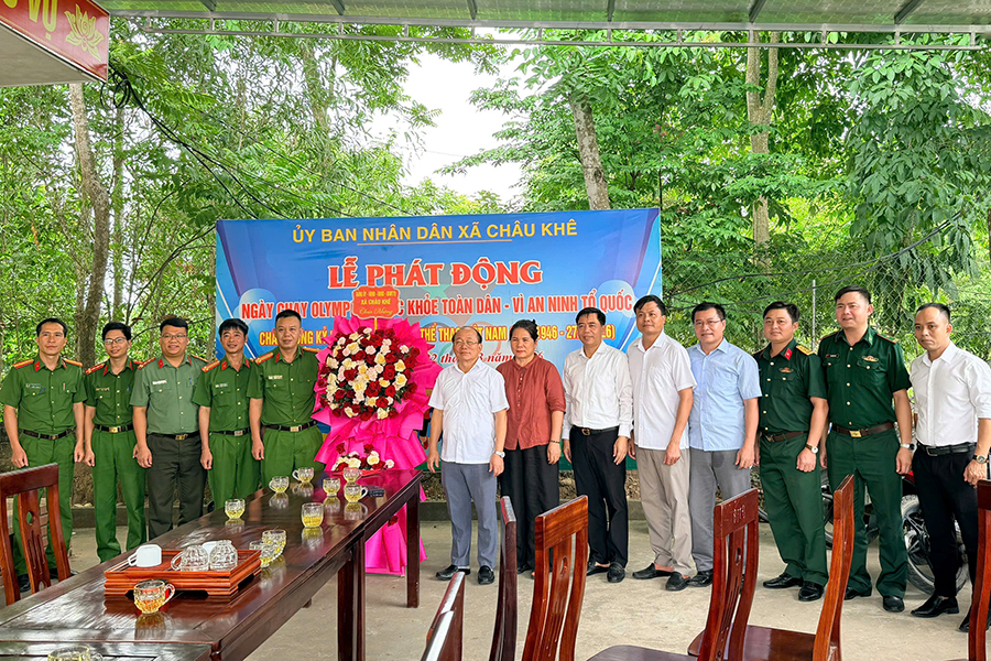 Cấp ủy, chính quyền xã Châu Khê được chúc mừng Công an xã nhân dịp kỷ niệm 80 năm Ngày truyền thống lực lượng An ninh nhân dân