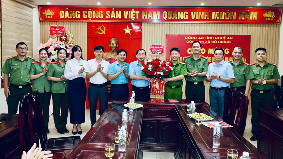 Cấp ủy, chính quyền xã Đô Lương chúc mừng Công an xã nhân dịp kỷ niệm 80 năm Ngày truyền thống lực lượng An ninh nhân dân