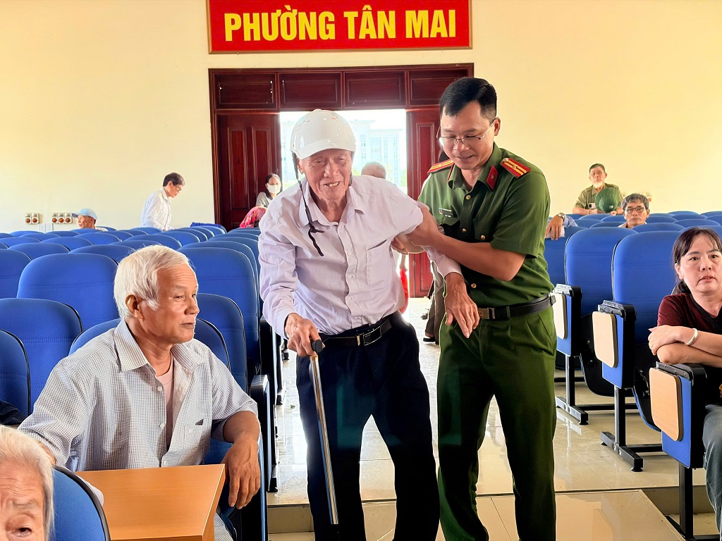 Hỗ trợ thân nhân liệt sĩ lấy mẫu ADN