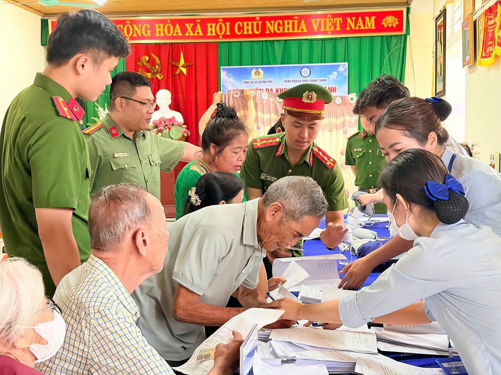 Công an xã cấp phát thuốc cho người dân