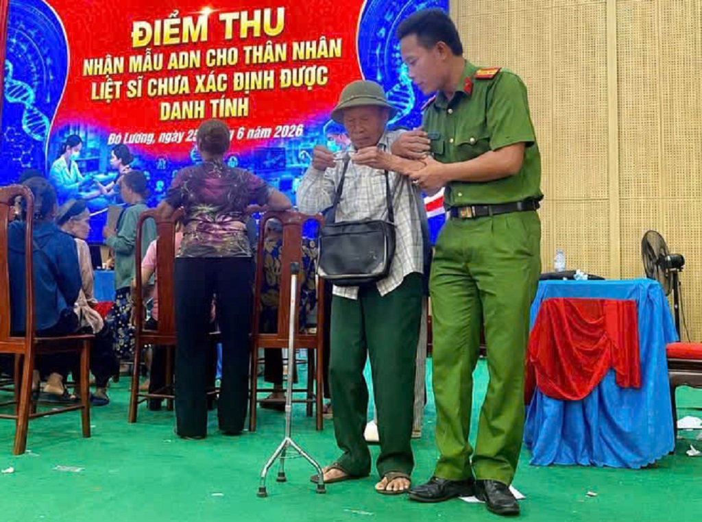 Công an xã Anh Sơn Đông hỗ trợ thân nhân liệt sĩ thu nhận mẫu sinh phẩm ADN