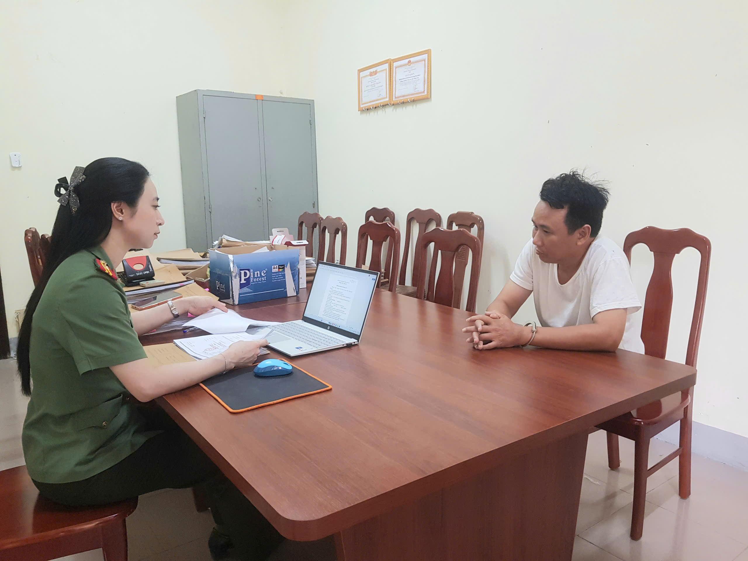 Cơ quan Công an lấy lời khai đối tượng Lê Văn Chiến