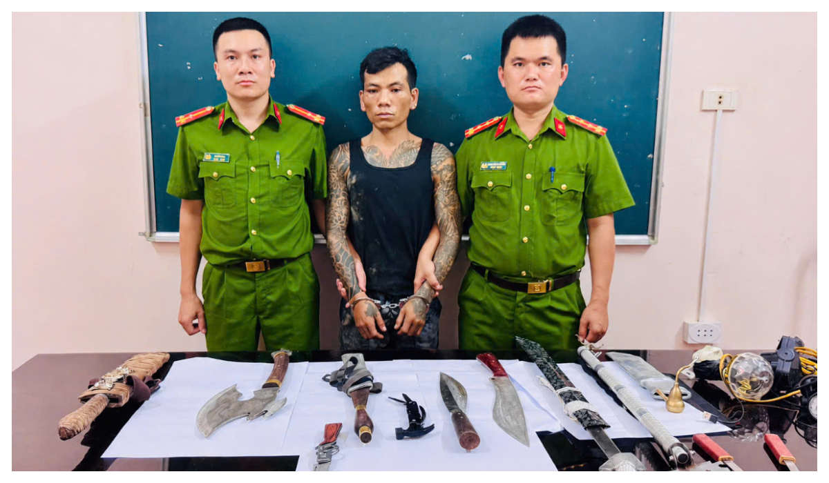 Công an xã Quỳ Châu phá chuyên án, bắt 03 đối tượng phạm tội về ma túy, thu giữ nhiều hung khí