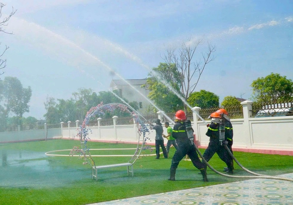 Giáo viên, học sinh tham gia thực hành kỹ năng PCCC và CNCH