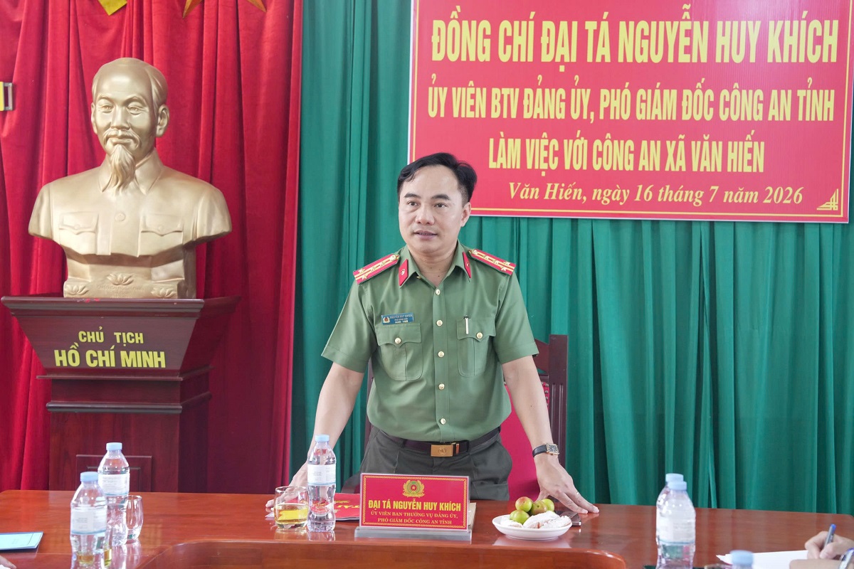 Đồng chí Đại tá Nguyễn Huy Khích, Ủy viên Ban Thường vụ Đảng ủy, Phó Giám đốc Công an tỉnh phát biểu chỉ đạo tại buổi làm việc