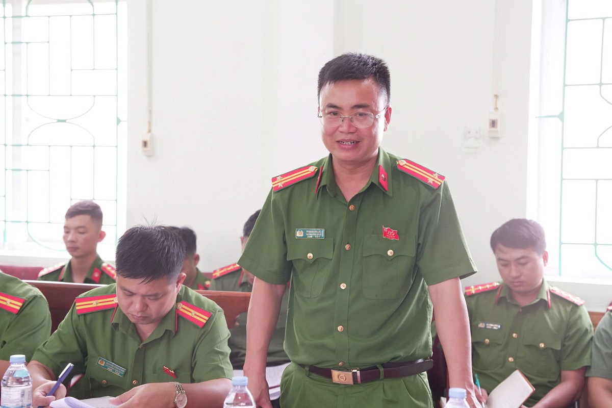 Đồng chí Trung tá Phan Minh Lộc, Trưởng Công an xã Văn Hiến phát biểu