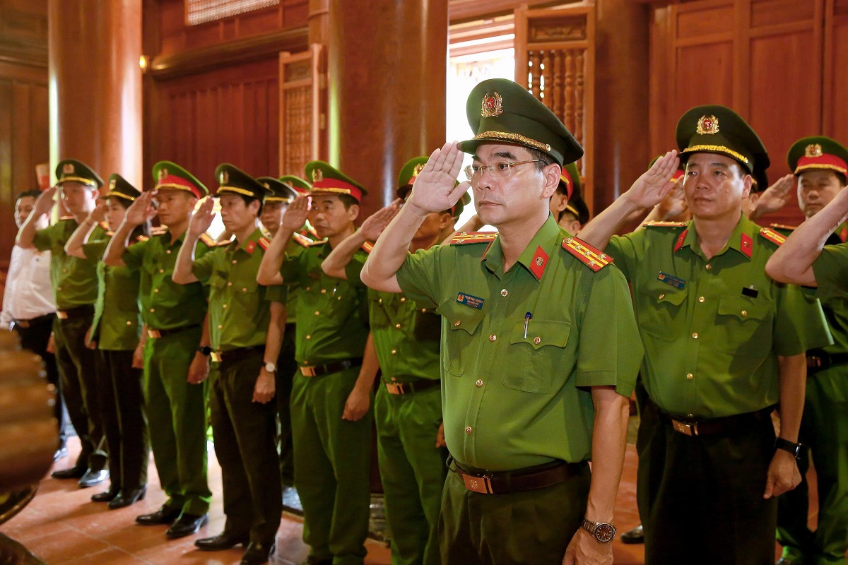 Đồng chí Đại tá Phạm Hữu Trường, Phó Giám đốc Công an tỉnh cùng Đoàn đại biểu dâng hương tưởng nhớ công ơn trời biển của Chủ tịch Hồ Chí Minh tại Khu di tích Quốc gia đặc biệt Kim Liên
