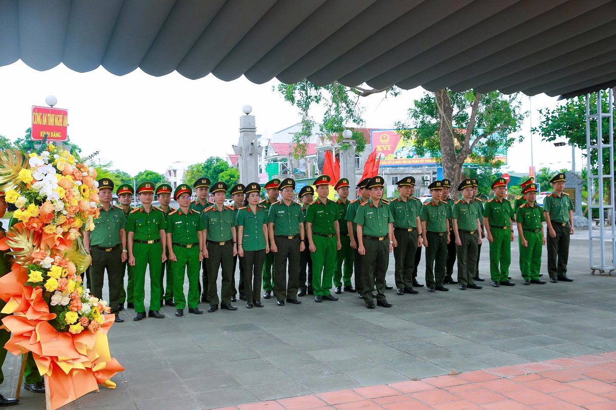 Đồng chí Đại tá Phạm Hữu Trường, Phó Giám đốc Công an tỉnh cùng Đoàn đại biểu dâng hương, tri ân anh hùng liệt sĩ tại Khu tưởng niệm Liệt sĩ Xô Viết Nghệ Tĩnh