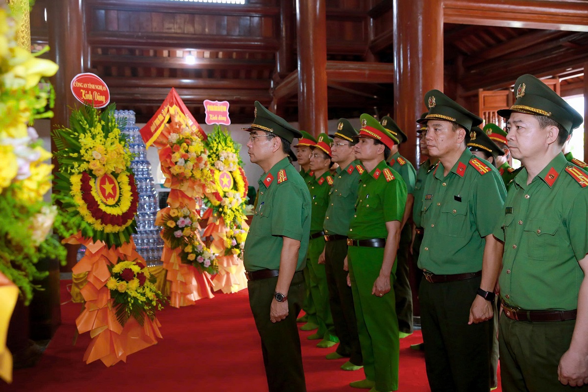 Đồng chí Đại tá Phạm Hữu Trường, Phó Giám đốc Công an tỉnh cùng Đoàn đại biểu dâng hương, bày tỏ lòng biết ơn đối với anh hùng liệt sĩ hy sinh vì nhiệm vụ quốc tế cao cả