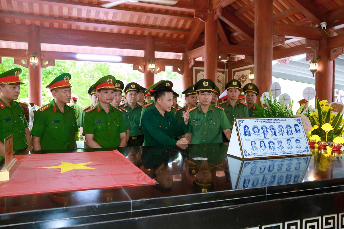 Dâng hoa, dâng hương tại các địa chỉ đỏ